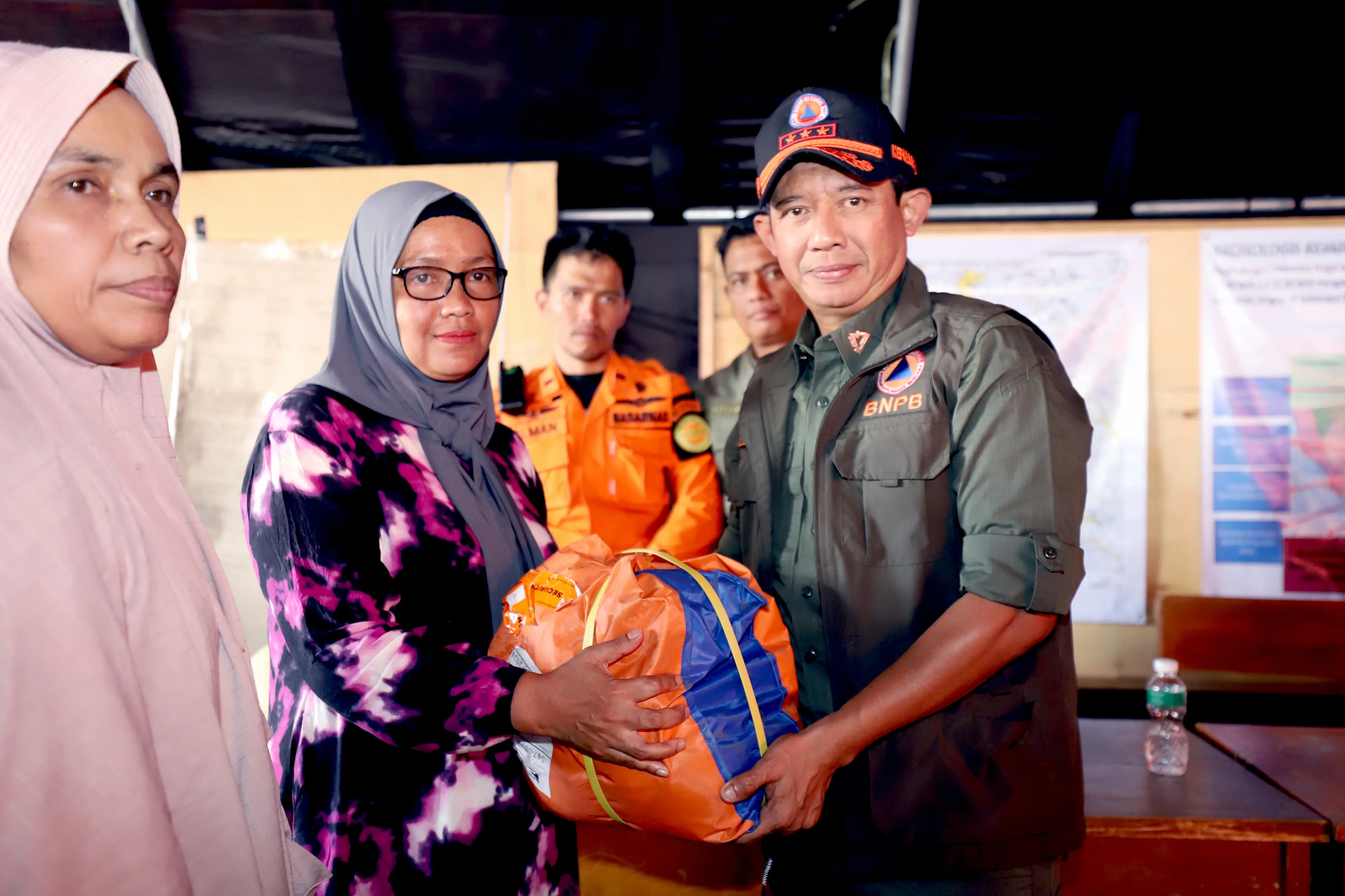 Suharyanto juga secara simbolis menyerahkan sejumlah bantuan logisitk dan sembako guna memenuhi kebutuhan para pengungsi dalam beberapa hari kedepan.
